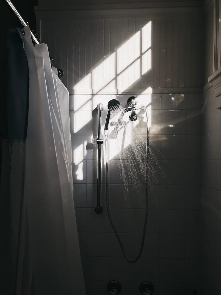 Contrast Showers: The Free Cellulite Ritual Nobody Wants To Do (But Everyone Should) 2 Contrast Showers: The Free Cellulite Ritual Nobody Wants to Do (But Everyone Should)
