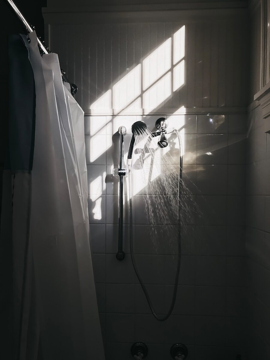 Contrast Showers: The Free Cellulite Ritual Nobody Wants to Do (But Everyone Should)